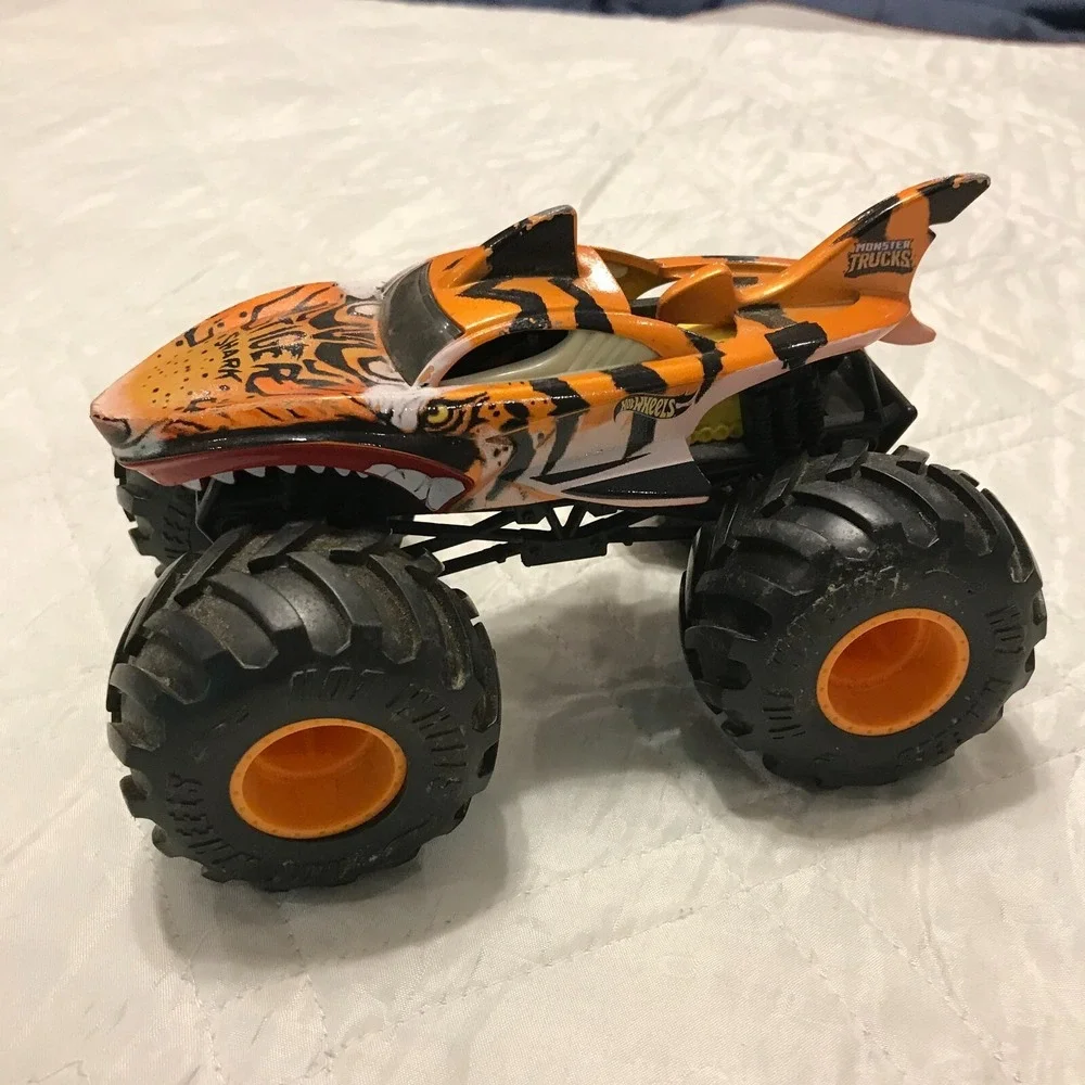 Hot Wheels Monster Jam Die Cast Tiger Shark‎ 1:24 scale